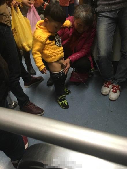 大妈地铁上当众让孩子就地撒尿 网友:太过分