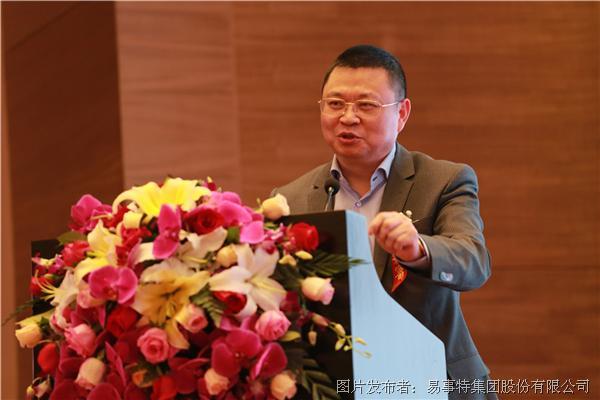 易事特董事长何思模教授向与会嘉宾介绍集团的研发团队